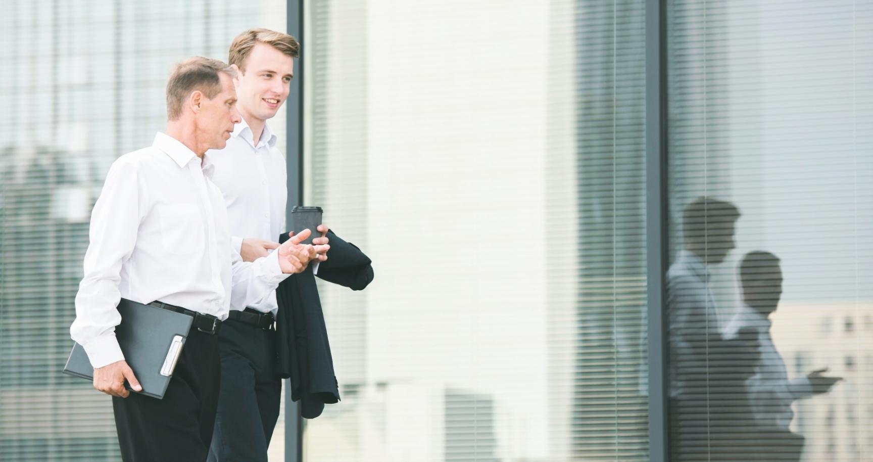 Consultant travaillant dans un bureau moderne